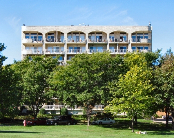 Calhoun Gardens in Minneapolis, MN - Building Photo