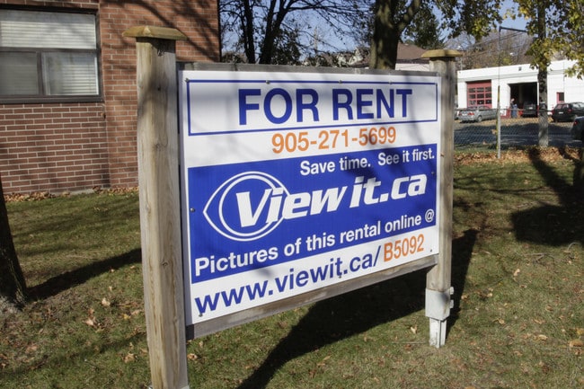 1020 Shaw Dr in Mississauga, ON - Building Photo - Building Photo
