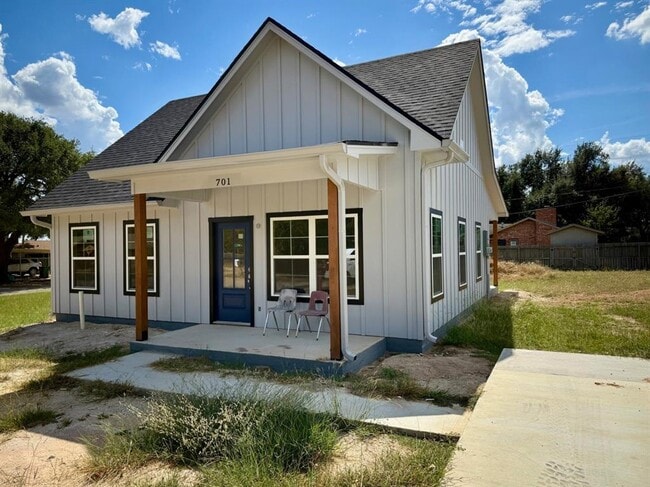 701 W 26th St in Cameron, TX - Building Photo - Building Photo