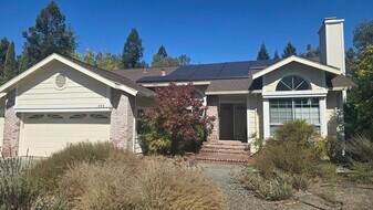 395 Spring Beauty Ct in Windsor, CA - Building Photo