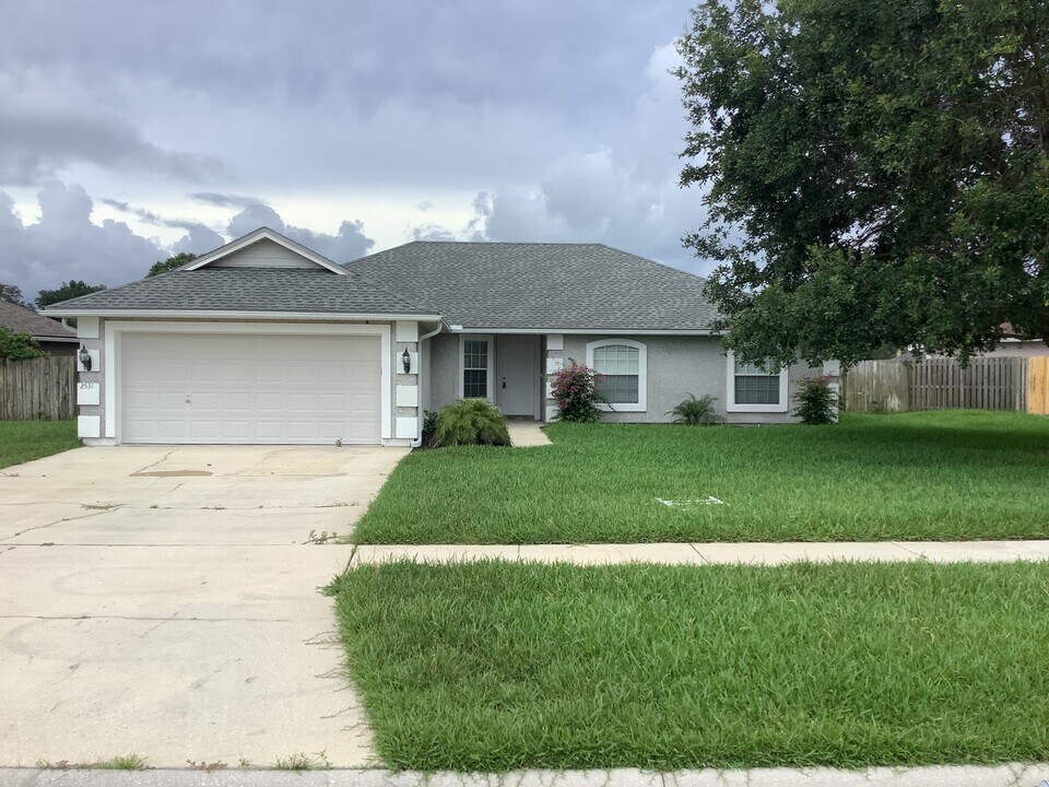 2531 Glenfield Dr in Green Cove Springs, FL - Foto de edificio