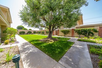 Elizabethan Townhouse in Garden Grove, CA - Foto de edificio - Building Photo