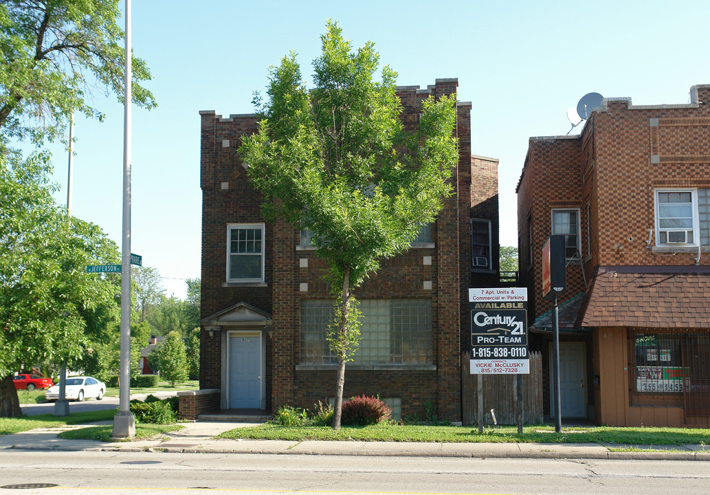 825 W Jefferson St in Joliet, IL - Building Photo