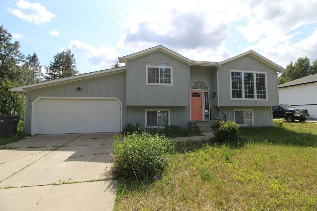 1917 W Frontier St in Deer Park, WA - Foto de edificio