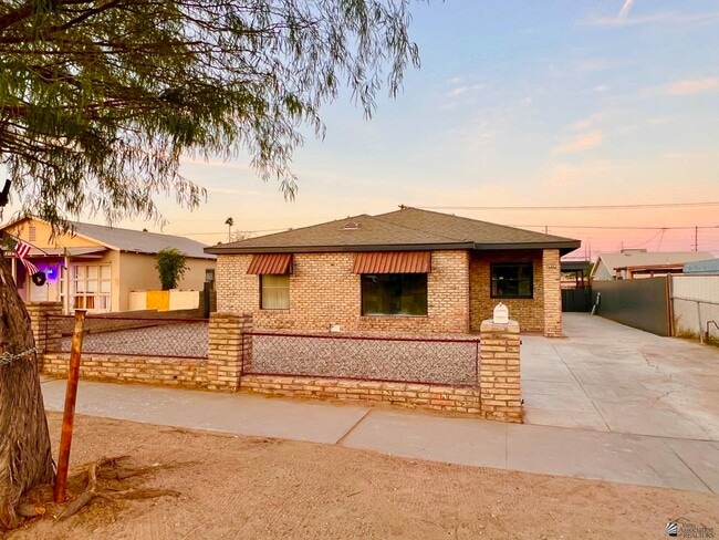 property at 1016 S 9th Ave