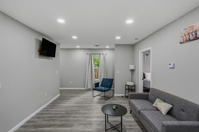 2306 E Houston St in San Antonio, TX - Building Photo - Building Photo