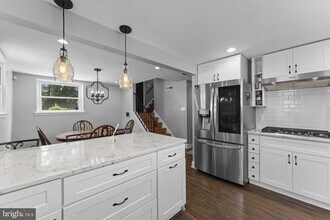 13728 Gran Deur Dr in Woodbridge, VA - Foto de edificio - Building Photo