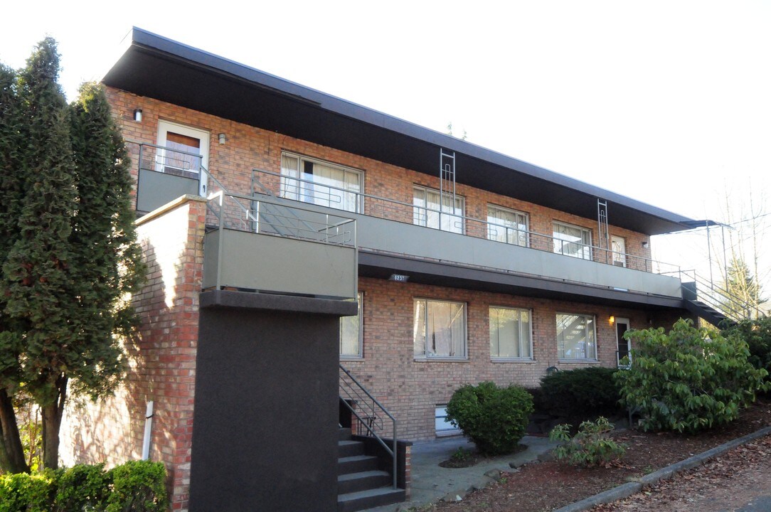 8257 Corliss Ave N in Seattle, WA - Building Photo