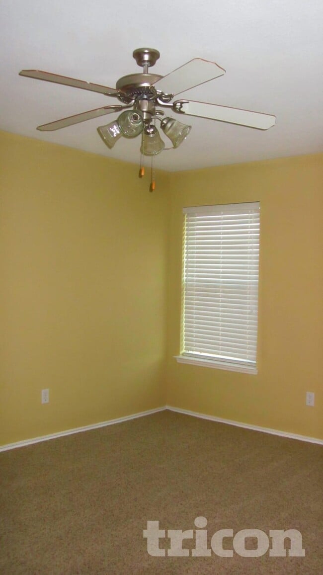 1377 Meadowbrook Ln in Crowley, TX - Foto de edificio - Building Photo