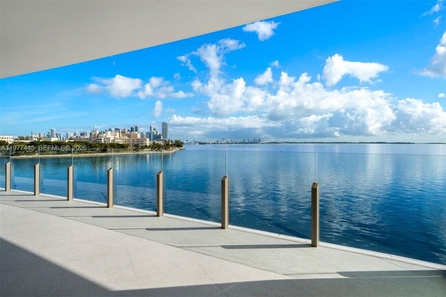 5 Grove Isle Dr in Miami, FL - Foto de edificio - Building Photo