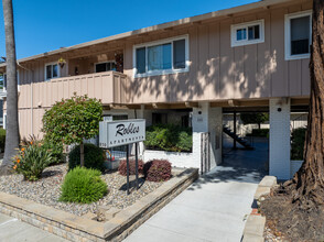 Robles apartments in Menlo Park, CA - Building Photo - Building Photo