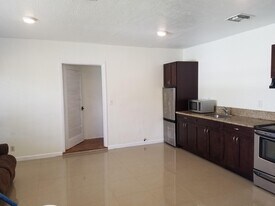703 NW 6th St in Hallandale Beach, FL - Building Photo