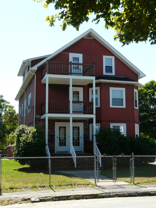 17 E Britannia St in Taunton, MA - Foto de edificio - Building Photo