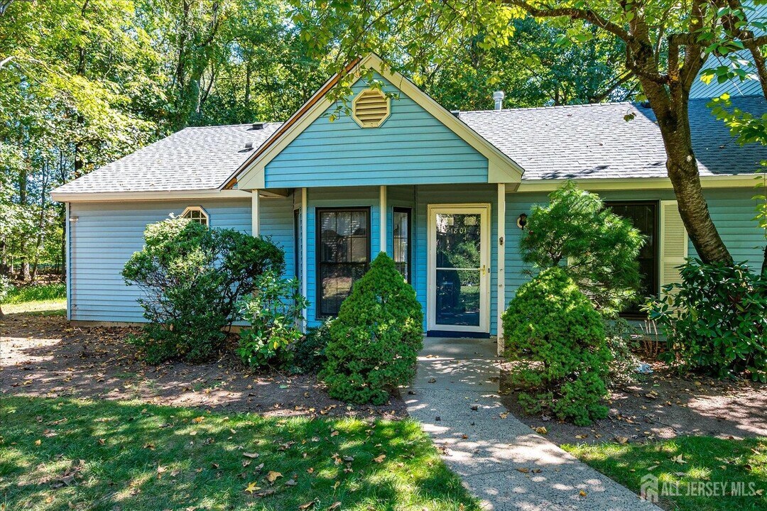 1801 Timber Oaks Rd in Edison, NJ - Building Photo