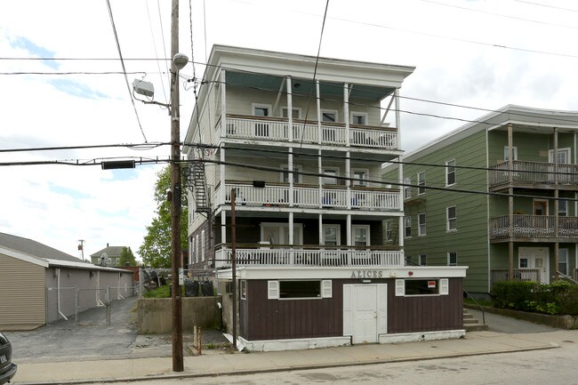 521 Elm St in Woonsocket, RI - Building Photo - Building Photo