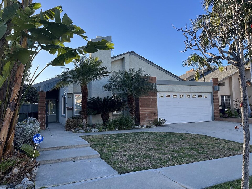 19037 Jeffrey Ave in Cerritos, CA - Building Photo