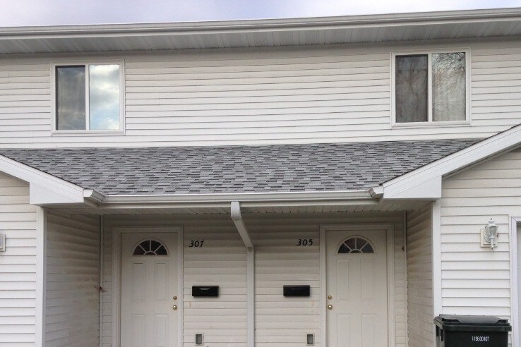 307 W 21st St in Cedar Falls, IA - Foto de edificio