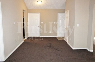 8748 Woodpointe Cir in Indianapolis, IN - Foto de edificio - Building Photo