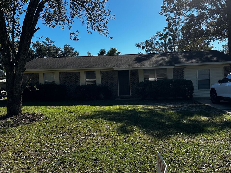 309 Forest Hills Dr in Cantonment, FL - Building Photo