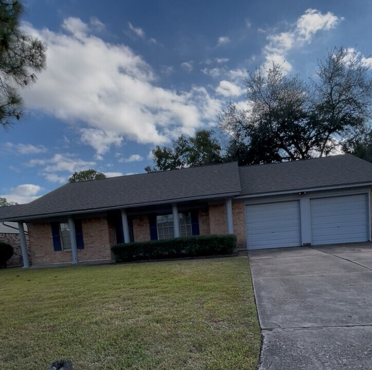 2115 Yorktown Ct S in League City, TX - Building Photo