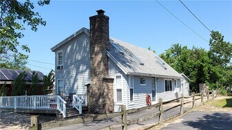 7594 2nd St in Sodus Point, NY - Building Photo