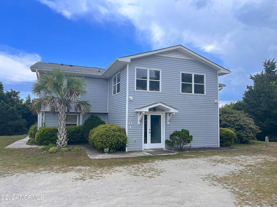 5204 Ocean Dr in Emerald Isle, NC - Building Photo