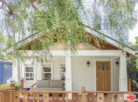 825 Superba Ave in Los Angeles, CA - Building Photo