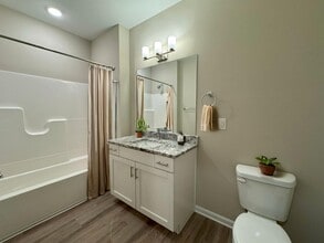 Valhalla Park Place in Louisville, KY - Foto de edificio - Building Photo