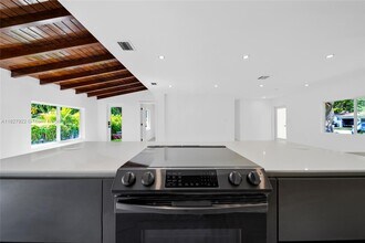 400 Sansovino Ave in Miami, FL - Foto de edificio - Building Photo