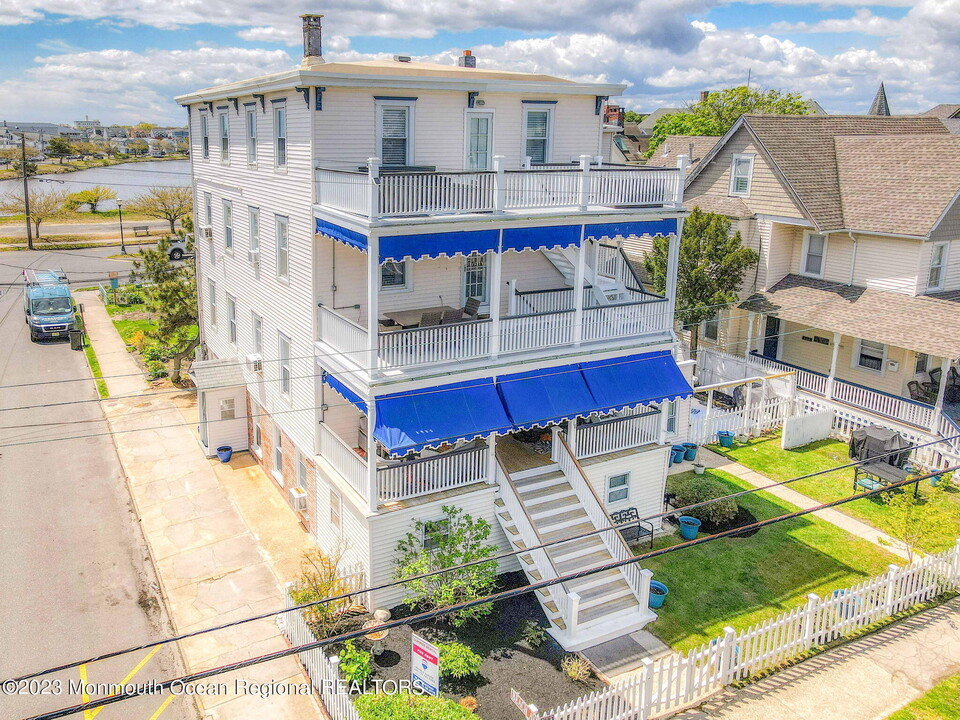 18 Abbott Ave in Ocean Grove, NJ - Building Photo