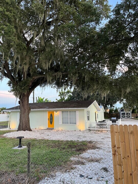 2405 Pope Rd in Bradenton, FL - Building Photo