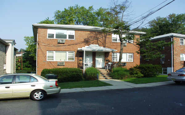 2439 3rd St in Fort Lee, NJ - Foto de edificio