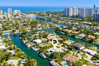 424 Alamanda Dr in Hallandale Beach, FL - Building Photo - Building Photo