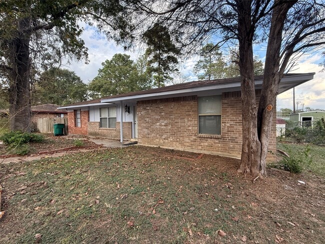208 Laurie Ln in Willis, TX - Building Photo - Building Photo