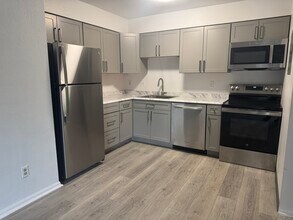 2575 S Syracuse Way, Unit J108 in Denver, CO - Foto de edificio - Building Photo