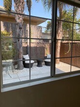 1587 W 35th Pl, Unit C in Los Angeles, CA - Foto de edificio - Building Photo