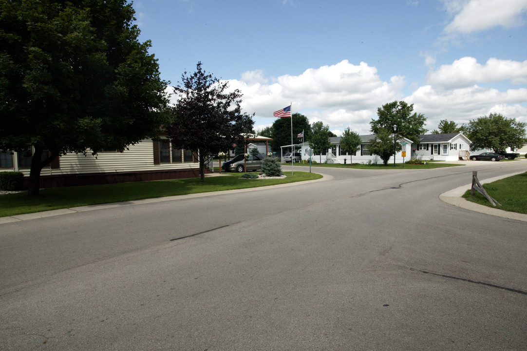 Windsor Woods Village in Wayland, MI - Foto de edificio