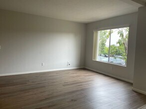 4218 Fiesta Way in Oceanside, CA - Foto de edificio - Building Photo