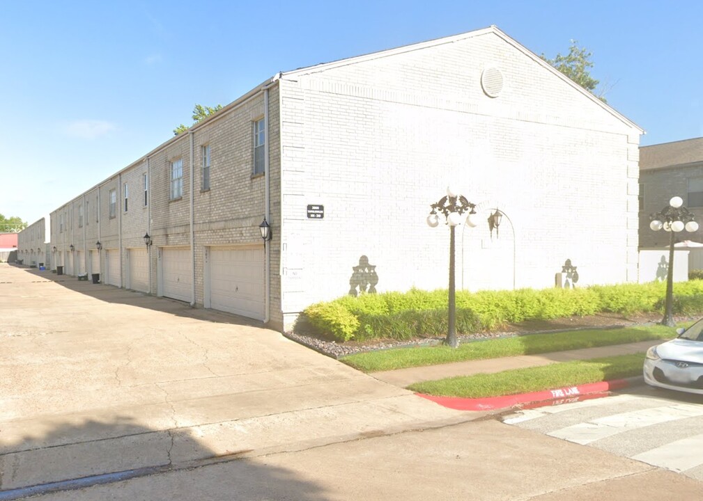 3800 Tanglewilde St in Houston, TX - Building Photo