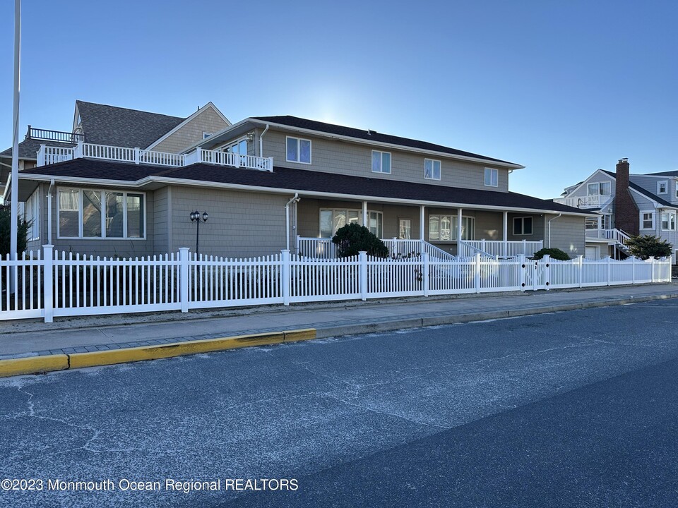 115 N Ocean Ave in Seaside Park, NJ - Foto de edificio