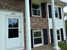 5806-5810 W Fairview Rd in Peoria, IL - Building Photo