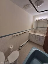 907 1st St in East Northport, NY - Foto de edificio - Building Photo