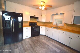 2114 S Ave F in Crowley, LA - Building Photo