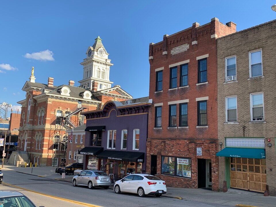 19 W Washington St Apt 3, Unit Apartment 3 in Athens, OH - Building Photo