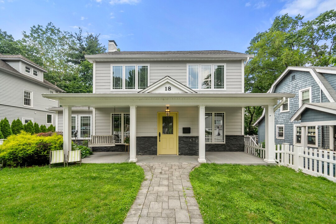 18 Hawthorne Terrace in Leonia, NJ - Building Photo