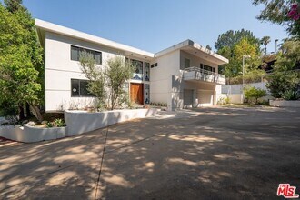 15656 Crownridge Pl in Los Angeles, CA - Building Photo - Building Photo