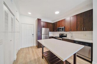 10170 SW 7th St, Unit 20-105 in Pembroke Pines, FL - Building Photo - Building Photo