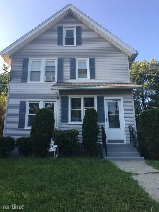 12 Hubbard St in Bloomfield, CT - Building Photo