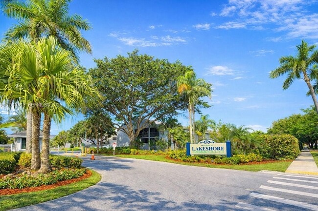 property at 905 N Franklin Ave