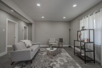 2127 Strawberry Rd in Pasadena, TX - Foto de edificio - Building Photo